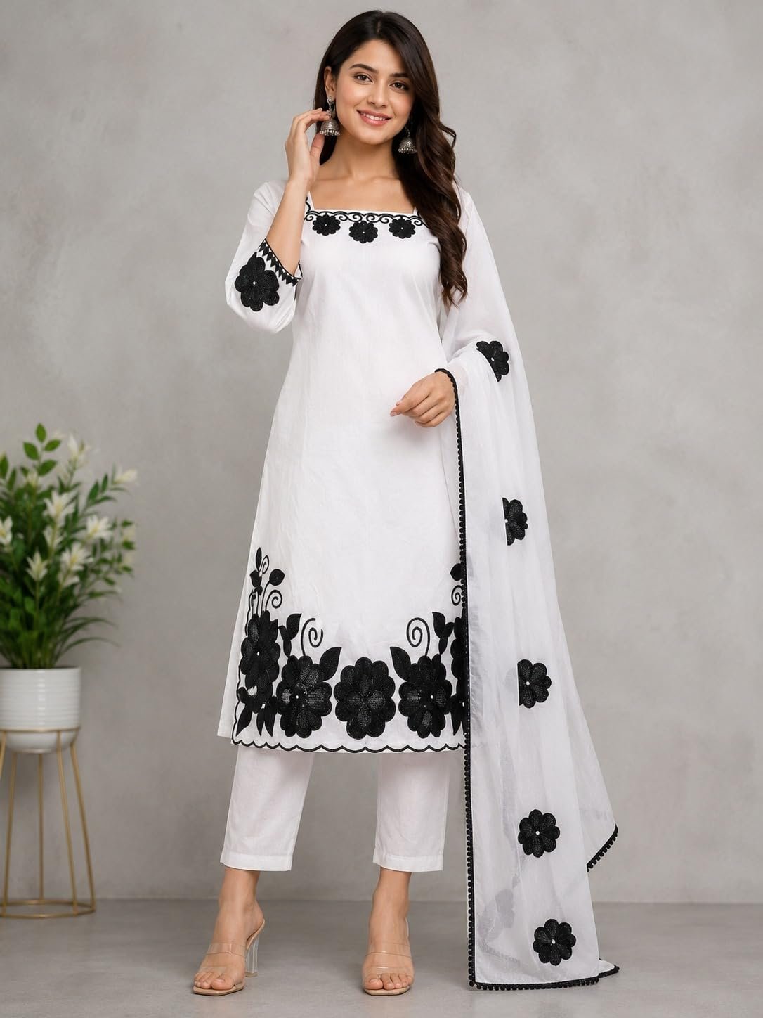 Women's White Kurta Set with Black Floral Applique Work - Image 3