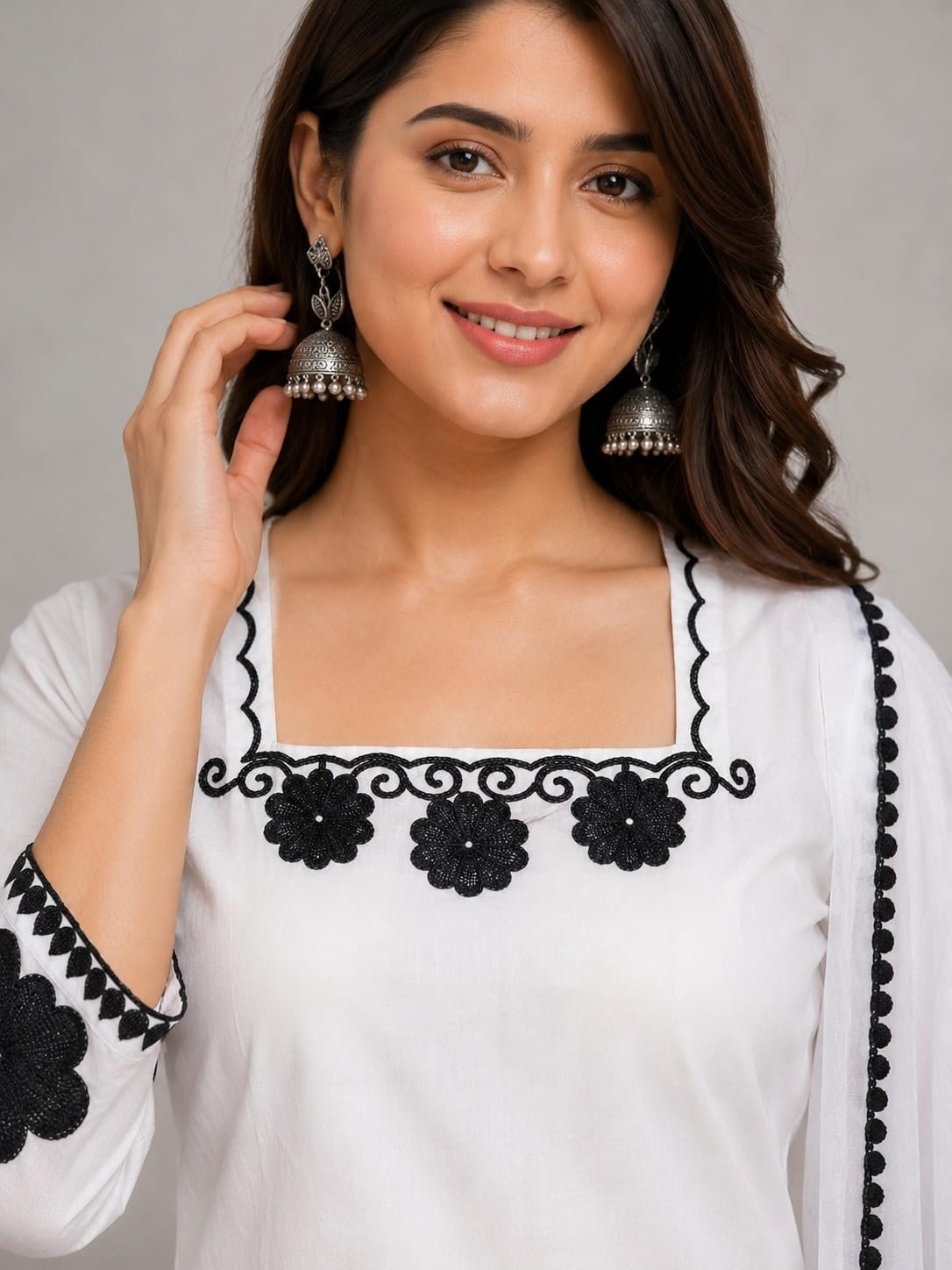 Women's White Kurta Set with Black Floral Applique Work - Image 4