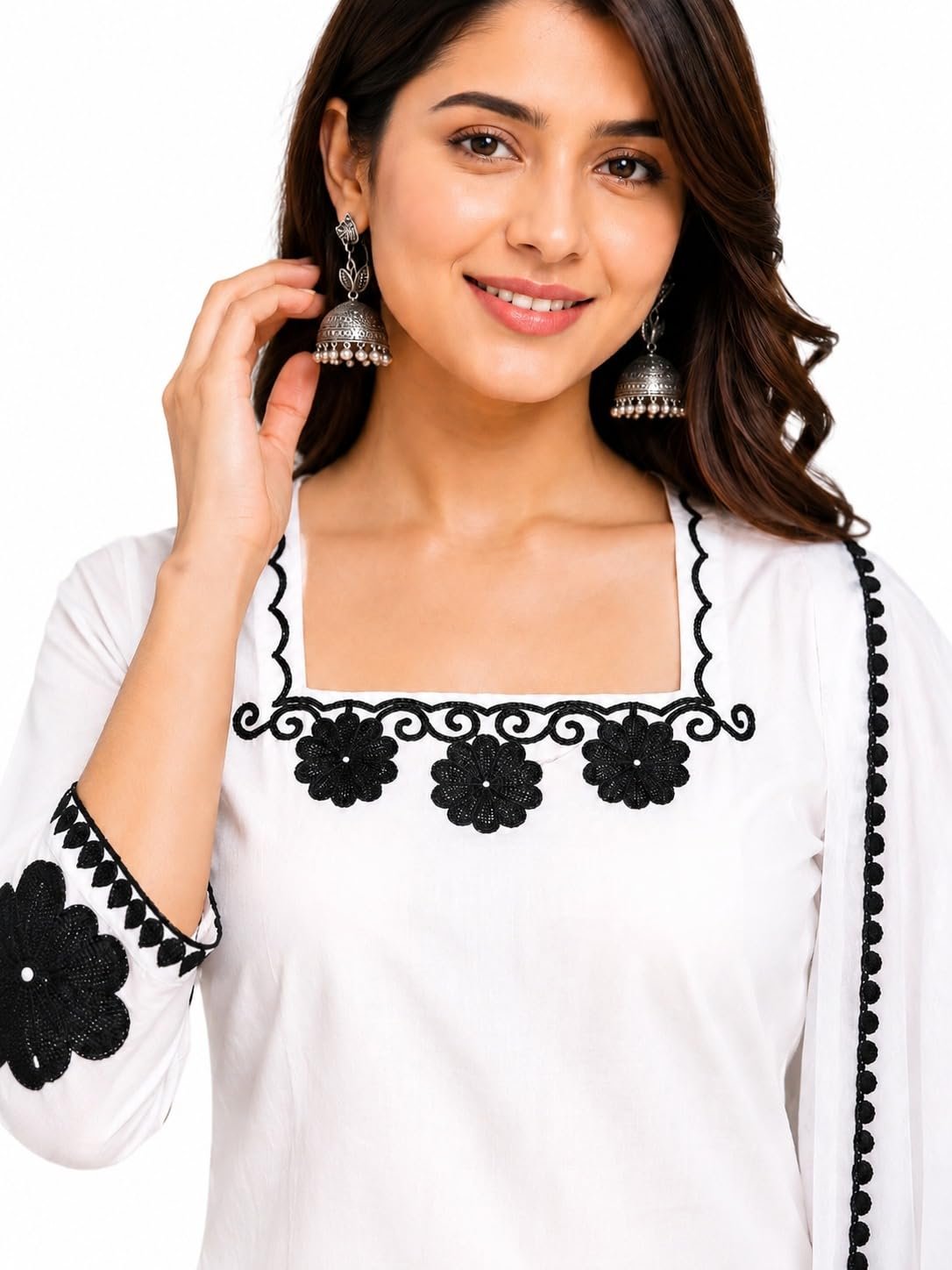Women's White Kurta Set with Black Floral Applique Work - Image 6